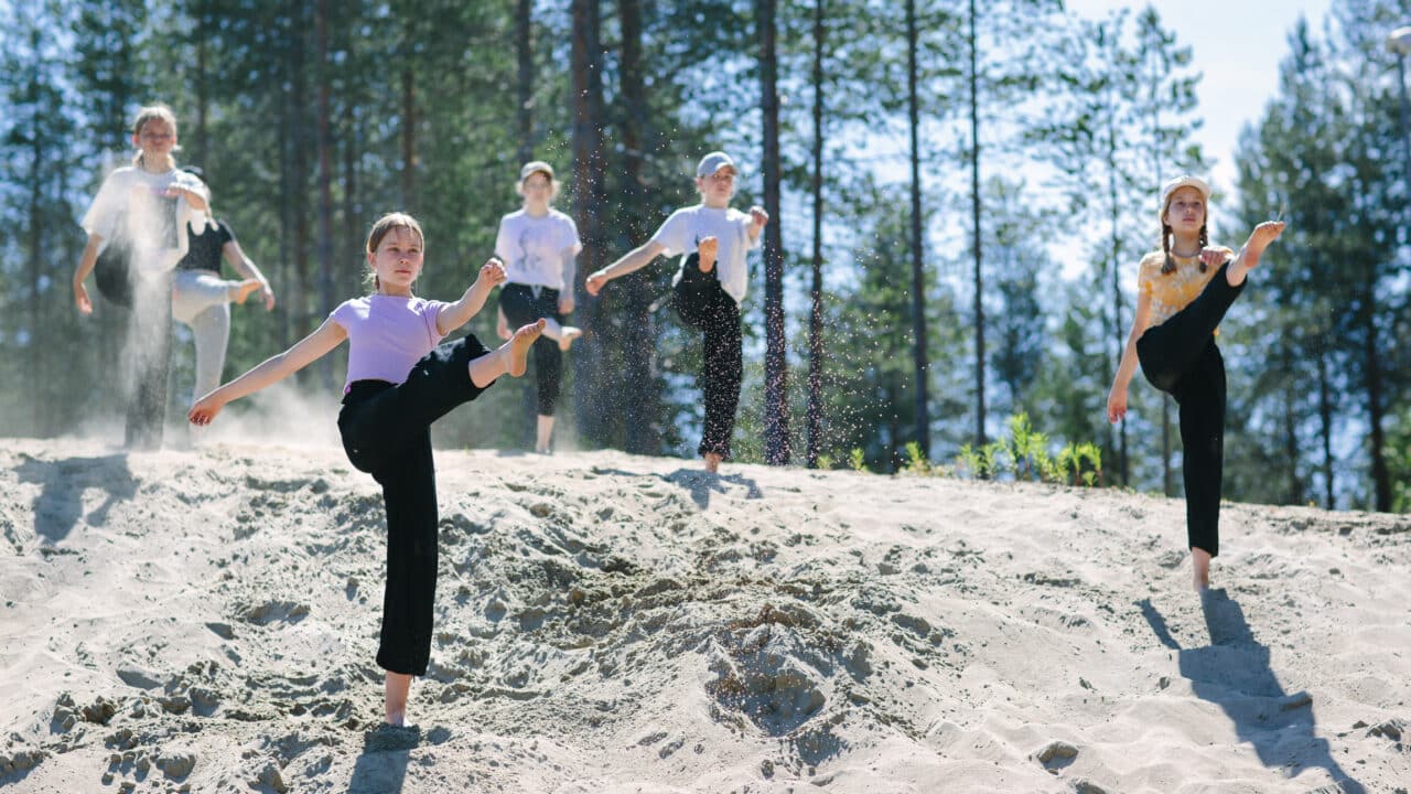 Lapsen tanssivat Kalevalan kankaan hiekkaharjulla Joutsentanssi-festivaalilla
