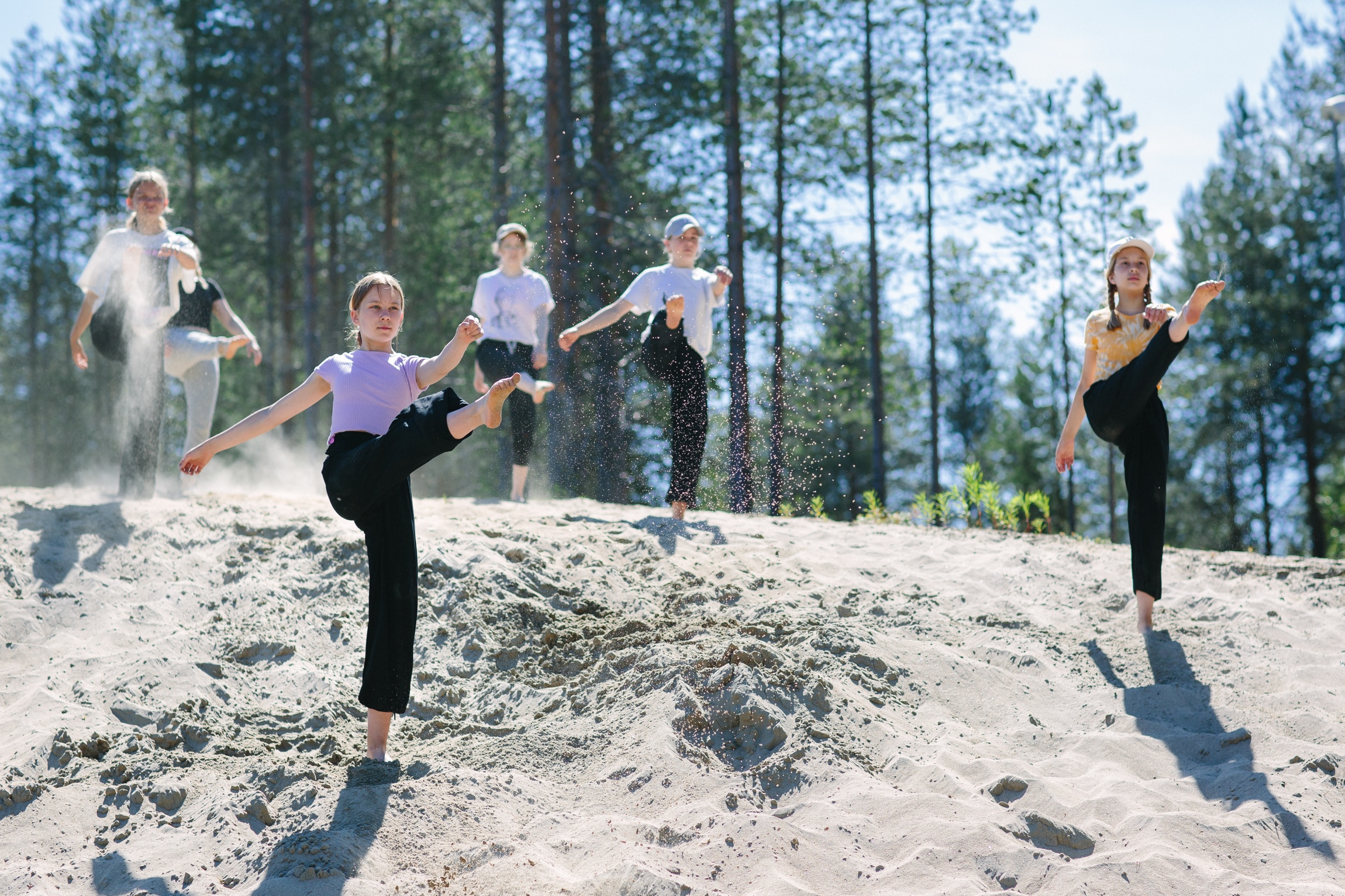 Lapsen tanssivat Kalevalan kankaan hiekkaharjulla Joutsentanssi-festivaalilla