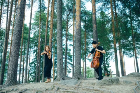 Kuhmon Kamarimusiikin muusikot soittavat luonnossa Juuso Westerlund