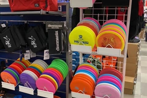 Kuhmon Kesportissa on laaja valikoima frisbeegolf -kiekkoja.