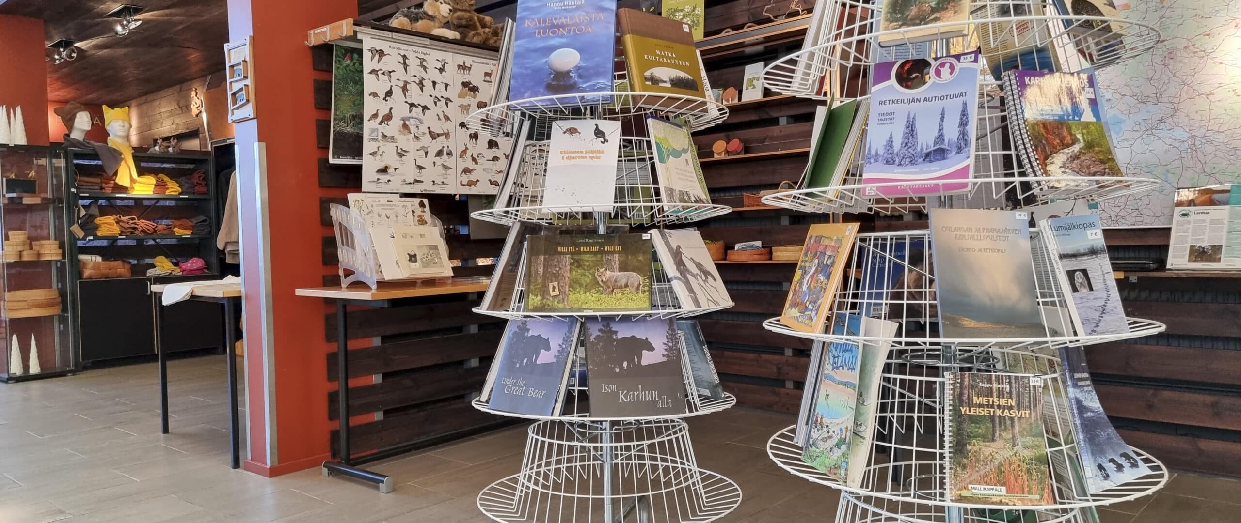 Kuhmolaisessa Luontokeskus Petolassa myynnissä on muun muassa kirjoja ja kortteja.
