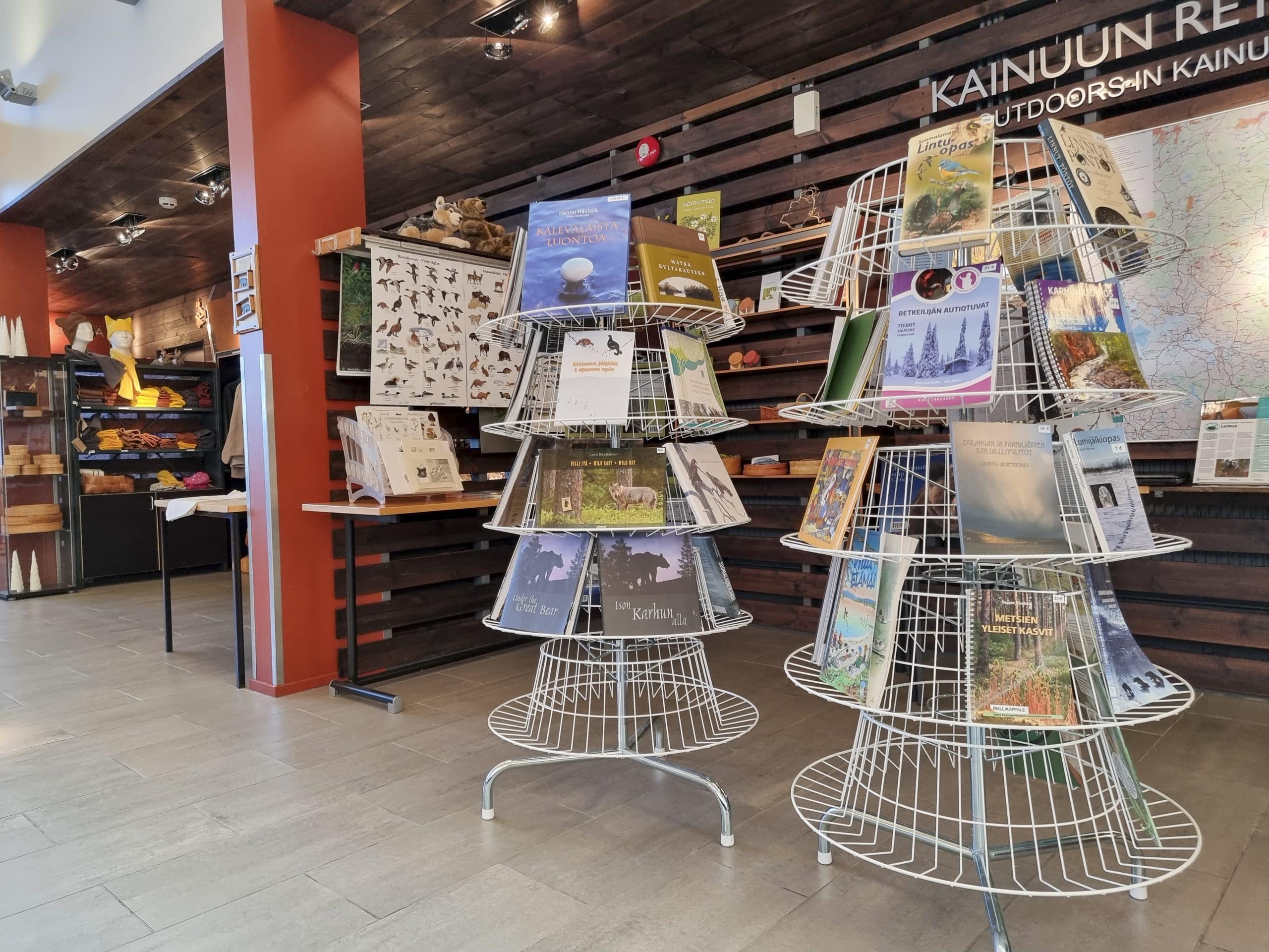 Kuhmolaisessa Luontokeskus Petolassa myynnissä on muun muassa kirjoja ja kortteja.