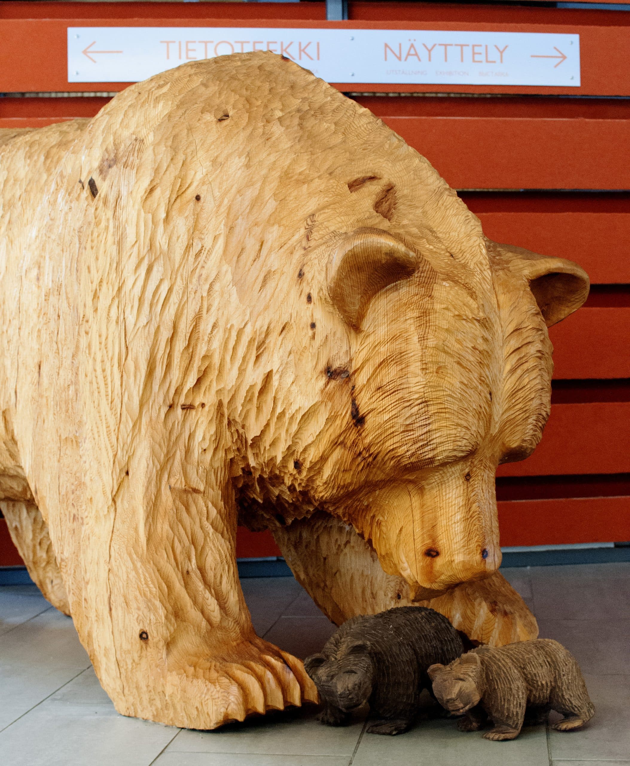 Kuhmossa Petolan luontokeskuksessa on karhu-veistos.