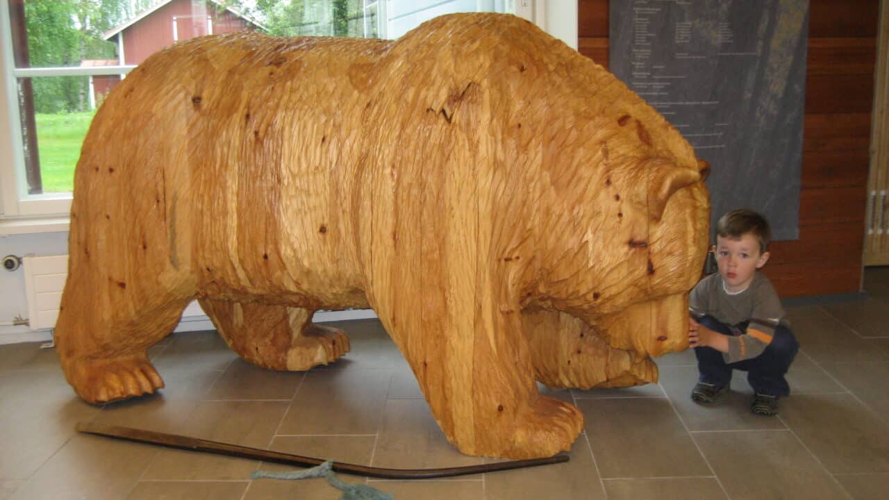 Petolan luontokeskuksessa on karhu-veistos.