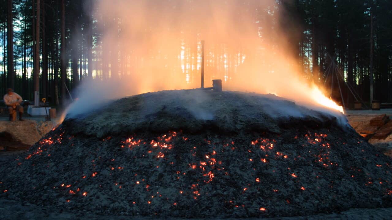 Tervanpoltto tervahaudalla