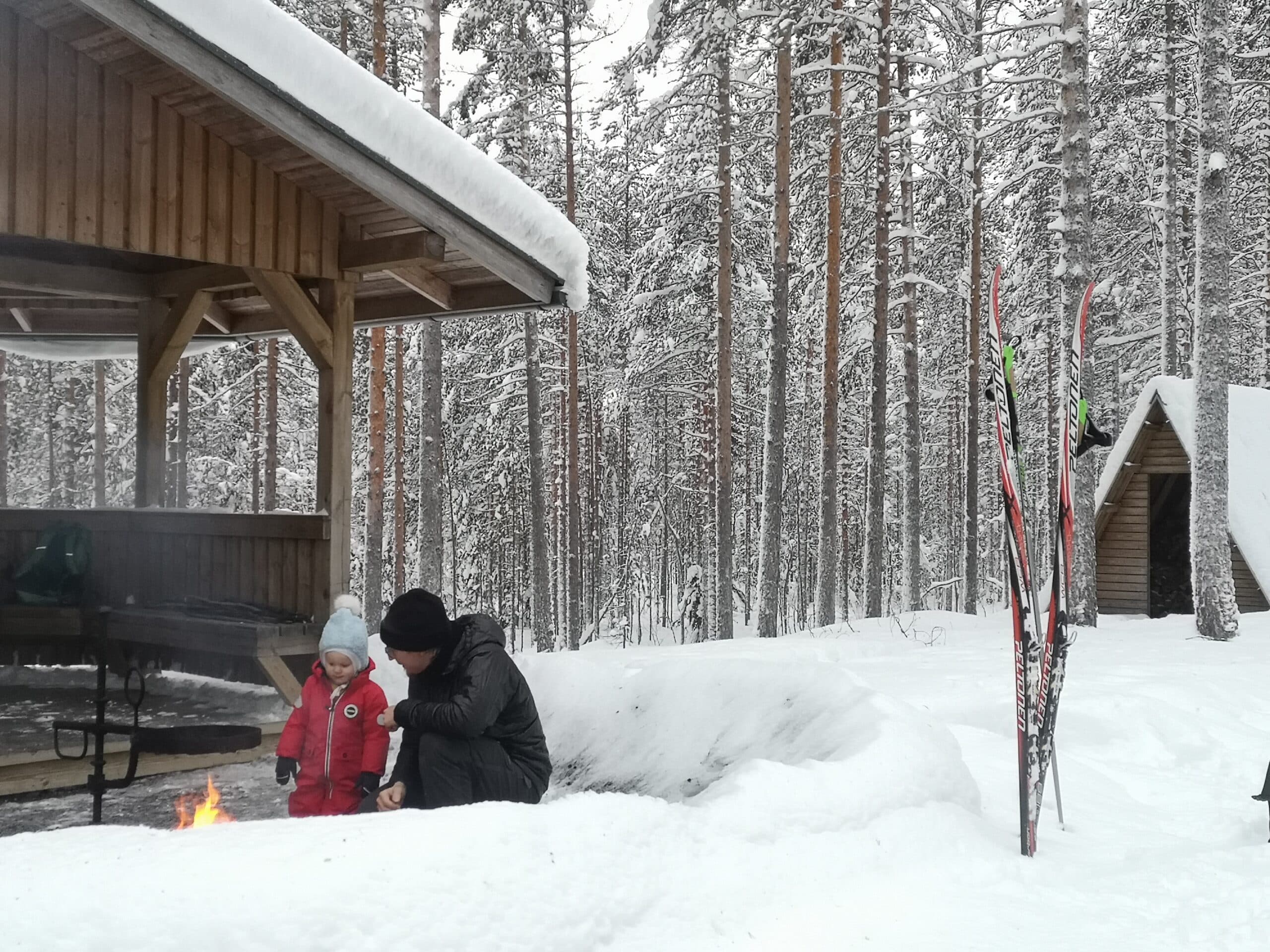 Lapsen kanssa on helppo tehdä hiihtoakiolla eväsretkiä Hepokankaan tulipaikalle. Kuva: Johanna Vilhunen