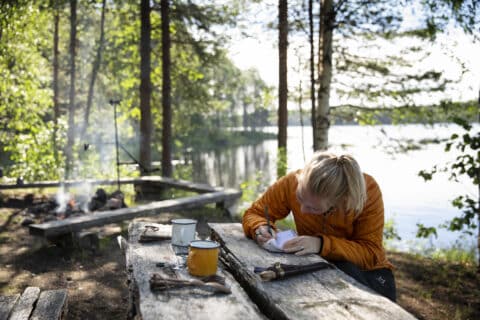 Ystävyydenpuiston Iso-Palonen-Maariansärkät vieraskirjaan kirjoittaminen Harri Tarvainen