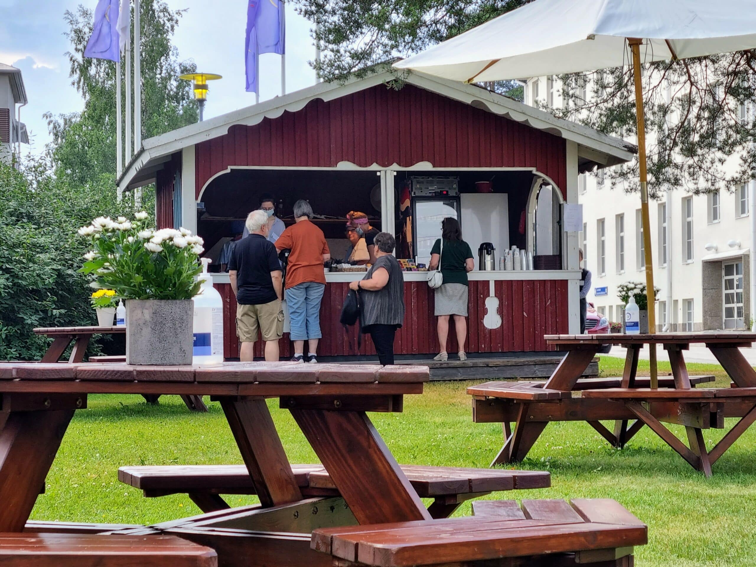 Kuhmo-talon edustalla oleva lettukahvila on auki konserttien aikaan / Johanna Vilhunen 