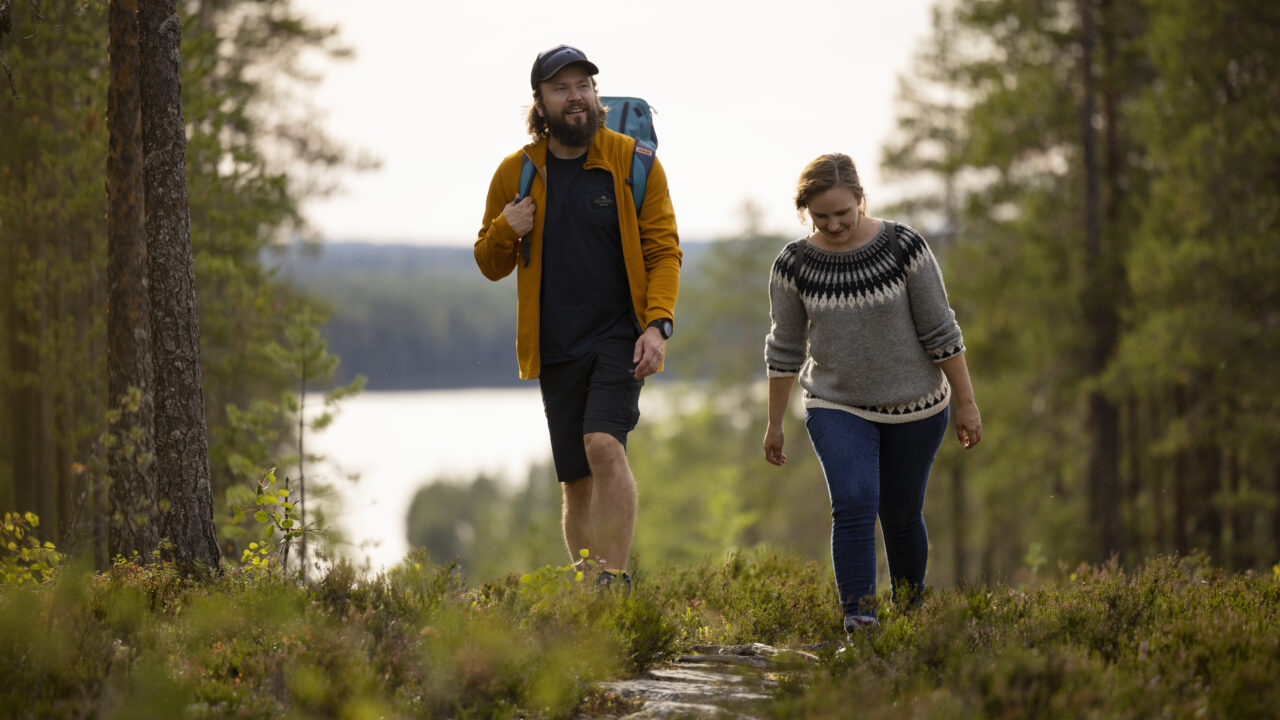 Luontoretkellä Kuhmon metsässä. 