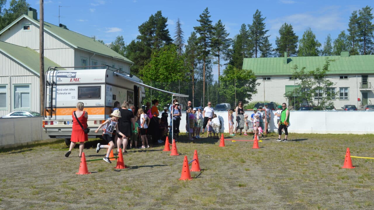 Lentiiran kesäpäivillä klo 11 Lasten pihaolympialaiset ja klo 10-12 Kesämuusikot esiintyvät