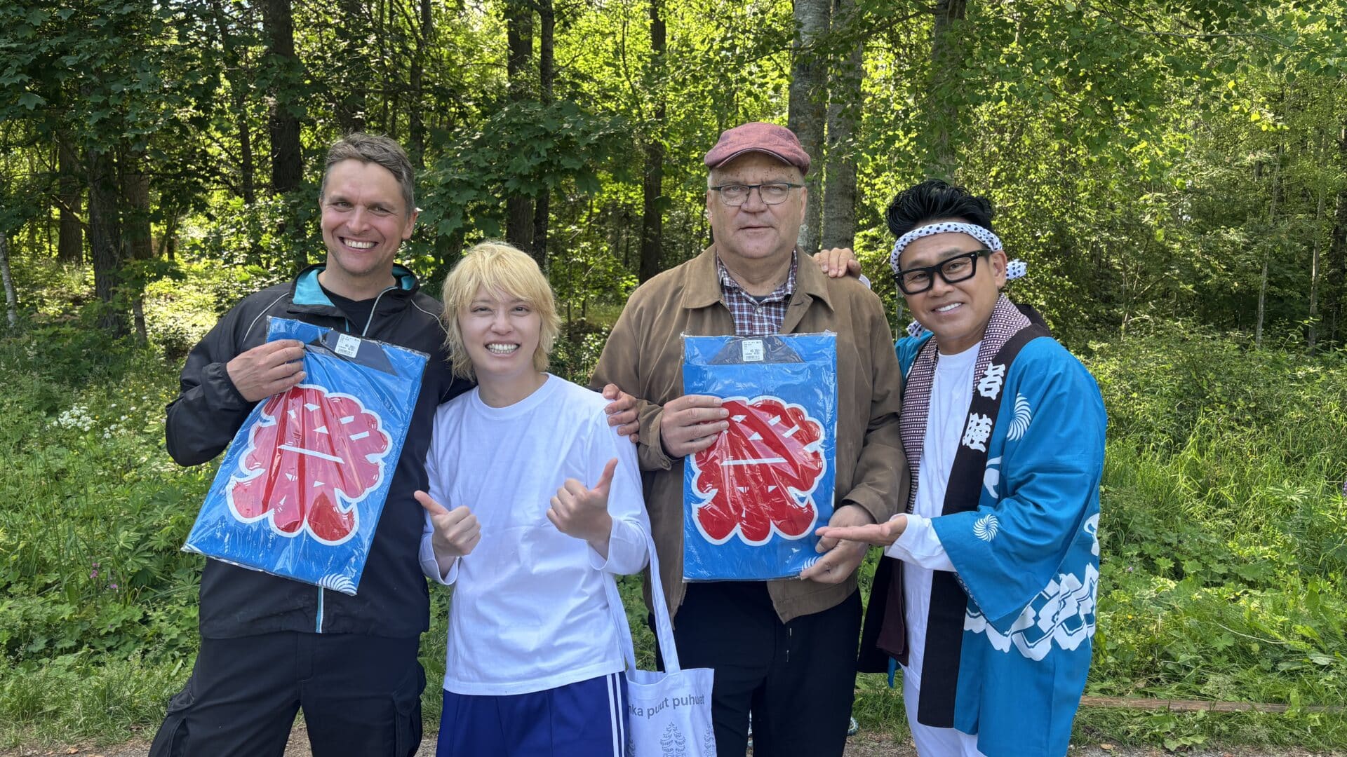 Viimeisetkin ITTE Q! -ohjelman kuvaukset ohi Kuhmossa. Jori Mikkonen (vas.) vieressään Yuya Tegoshi, Antero Komulainen ja Daisuke Miyagawa. Kuva: Inka Makkonen.