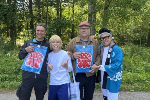 Viimeisetkin ITTE Q! -ohjelman kuvaukset ohi Kuhmossa. Jori Mikkonen (vas.) vieressään Yuya Tegoshi, Antero Komulainen ja Daisuke Miyagawa. Kuva: Inka Makkonen.